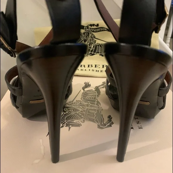 Size 8 Made in Italy 38 1/2. Burberry Sandals Bridle Huntley Orig Box & Shoe Bag - Picture 3 of 3